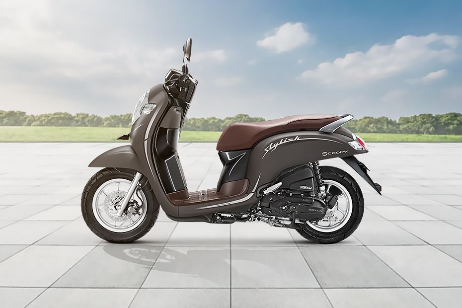 Honda Scoopy dijual dengan harga yang lebih murah dari Vespa dan juga Lamberta yang membuat Honda Scoopy laris manis di pasaran.