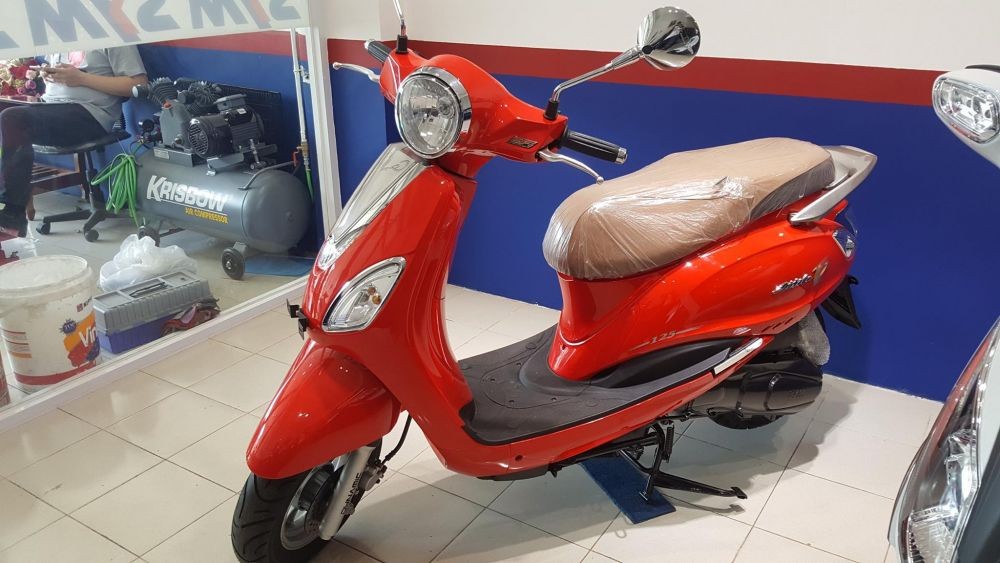 Dari segi desain memang motor Sym Attila Venus 125 terlihat serupa mirip dengan Vespa Matic, unsur retro terlihat jelas pada lampu depan bulat dengan aksen krom dan bodi yang menggendut.